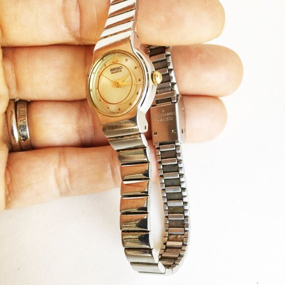 SEIKO Quartz Vintage Lady's Watch Working Quartz Movement Water Resistant Japan - Picture 6 of 7